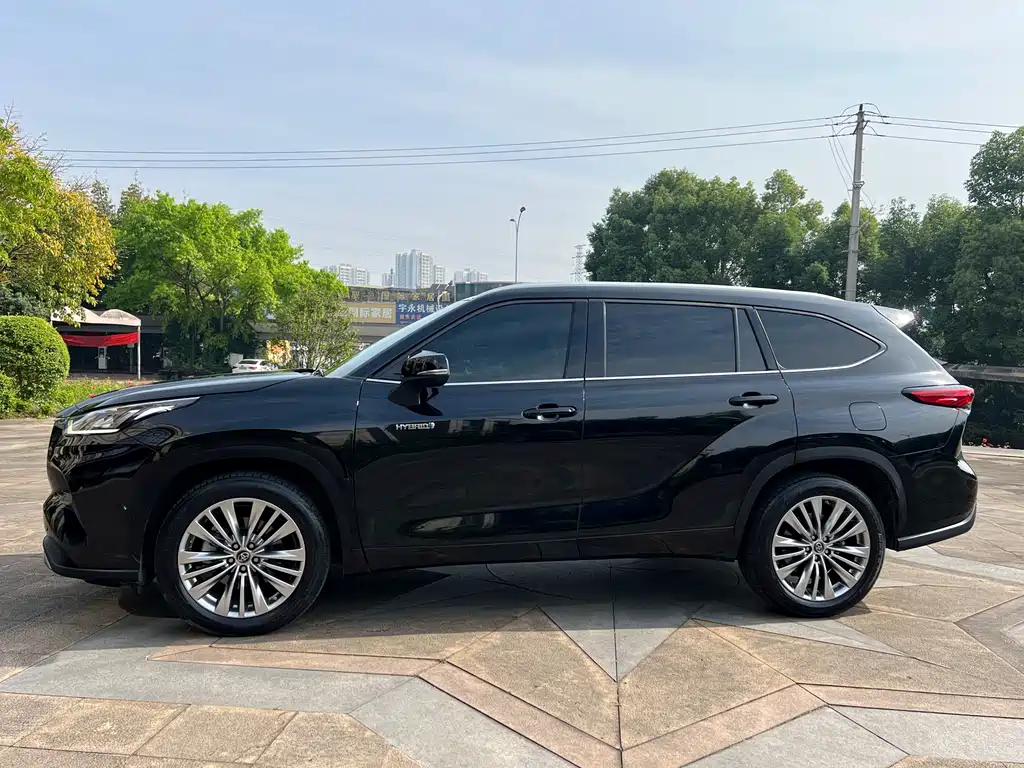 Toyota Highlander 2022 2.5L Luxury 7 мест
