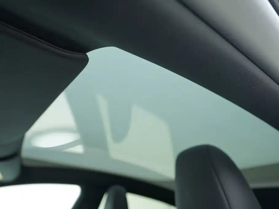 Tesla Model Y — миниатюра 11
