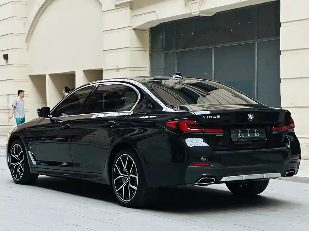 BMW 5 Series — миниатюра 7