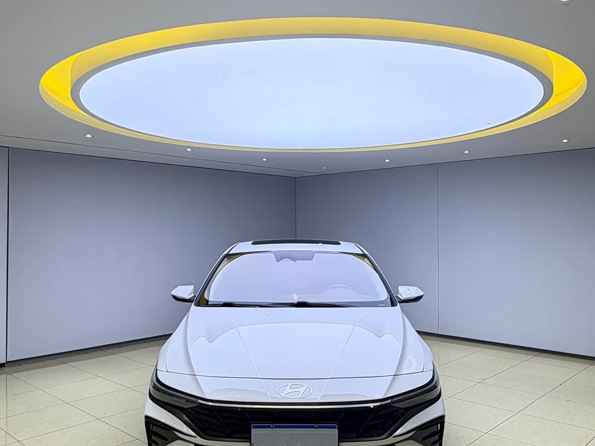 Hyundai Elantra 1.5 л 2023 г. Белый, пробег 21000 км