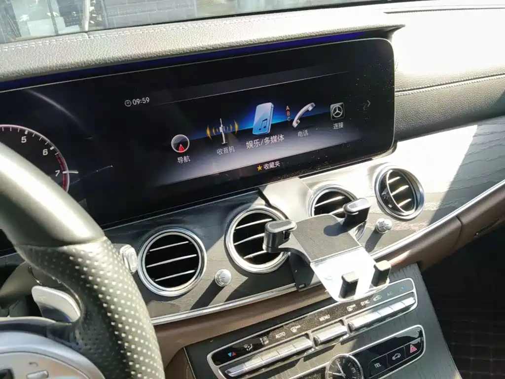 Mercedes-Benz E-Class — миниатюра 13