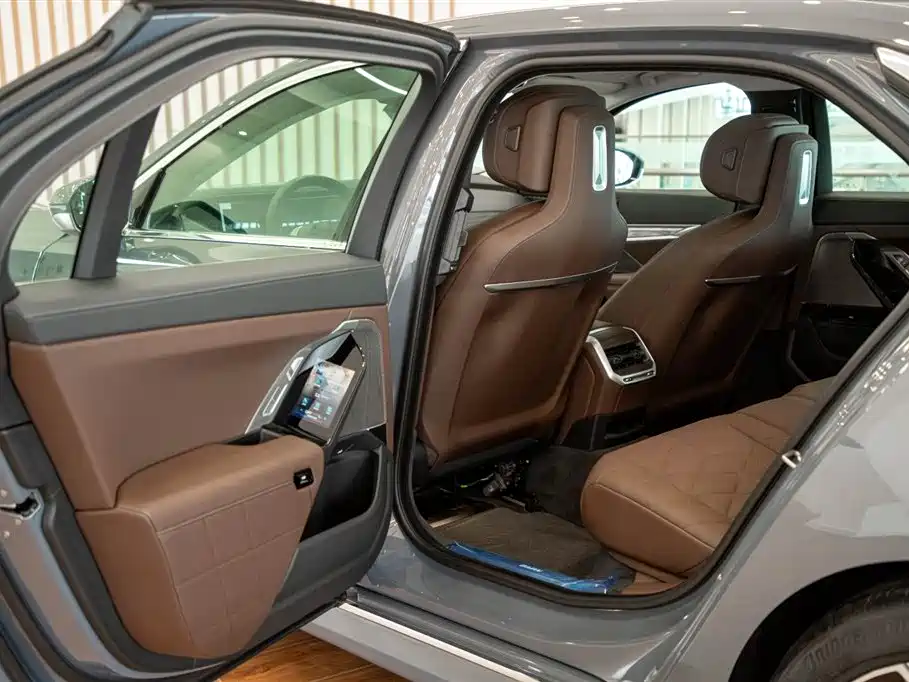 BMW 7 Series — миниатюра 17