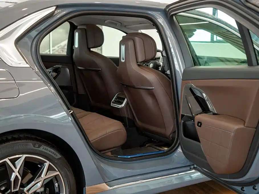 BMW 7 Series — миниатюра 18