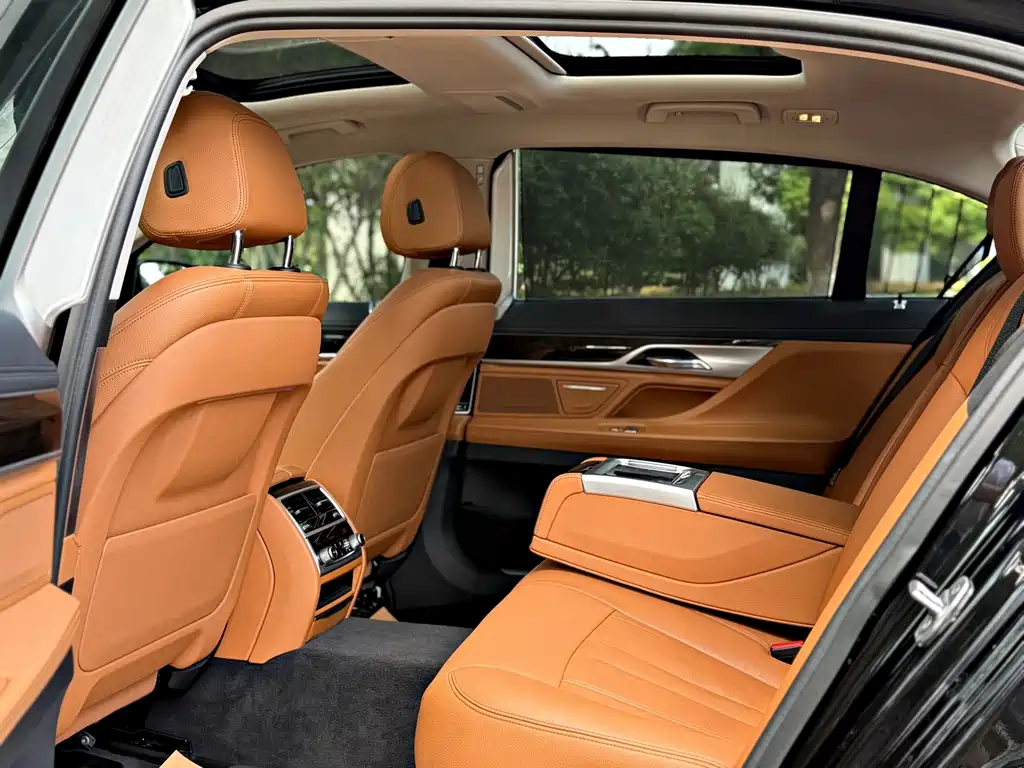 BMW 7 Series — миниатюра 7