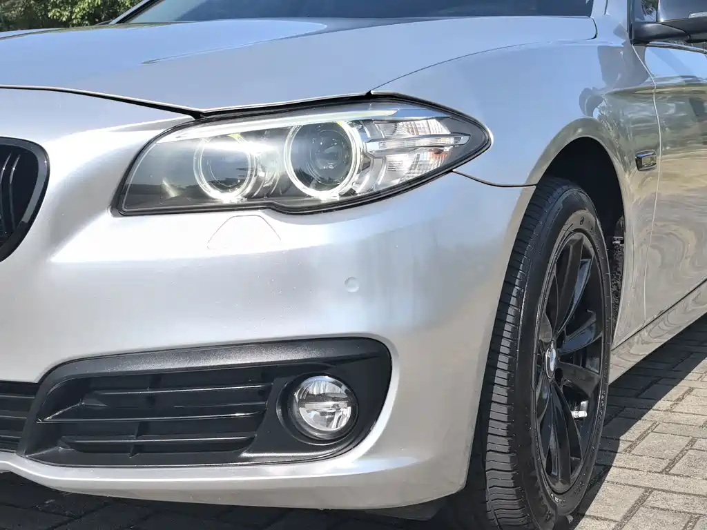 BMW 5 Series — миниатюра 10