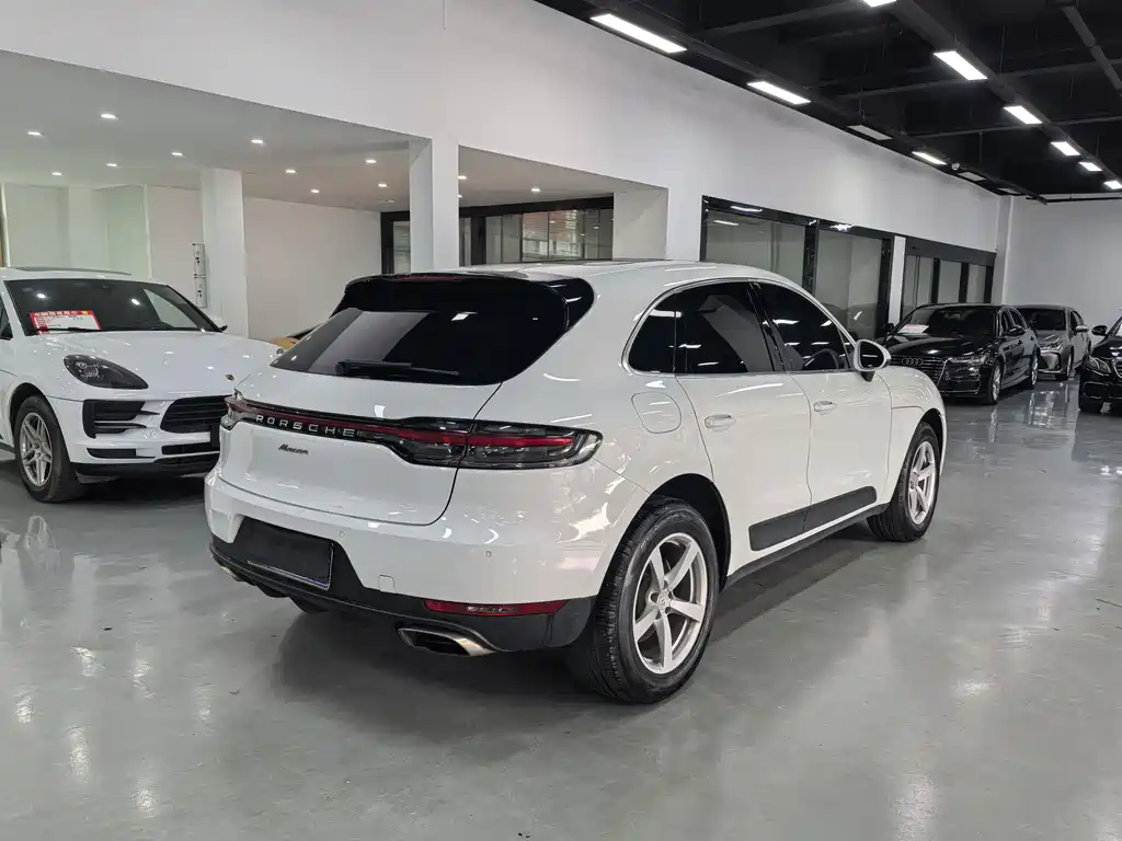 PORSCHE MACAN