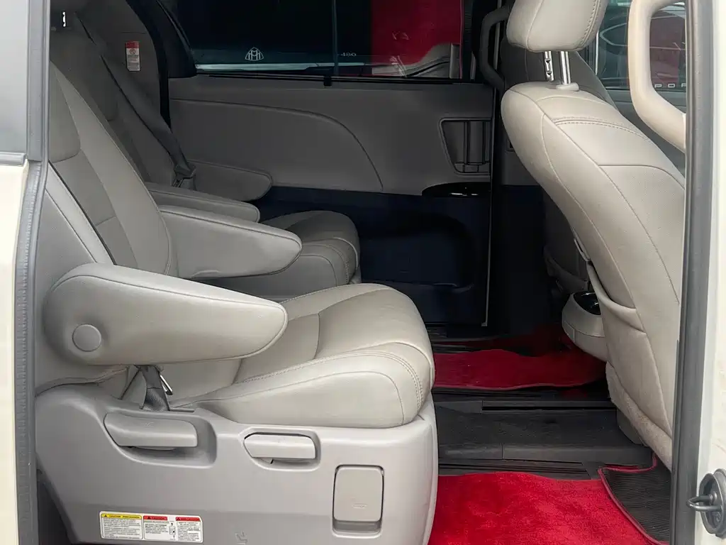 Toyota Sienna — миниатюра 7