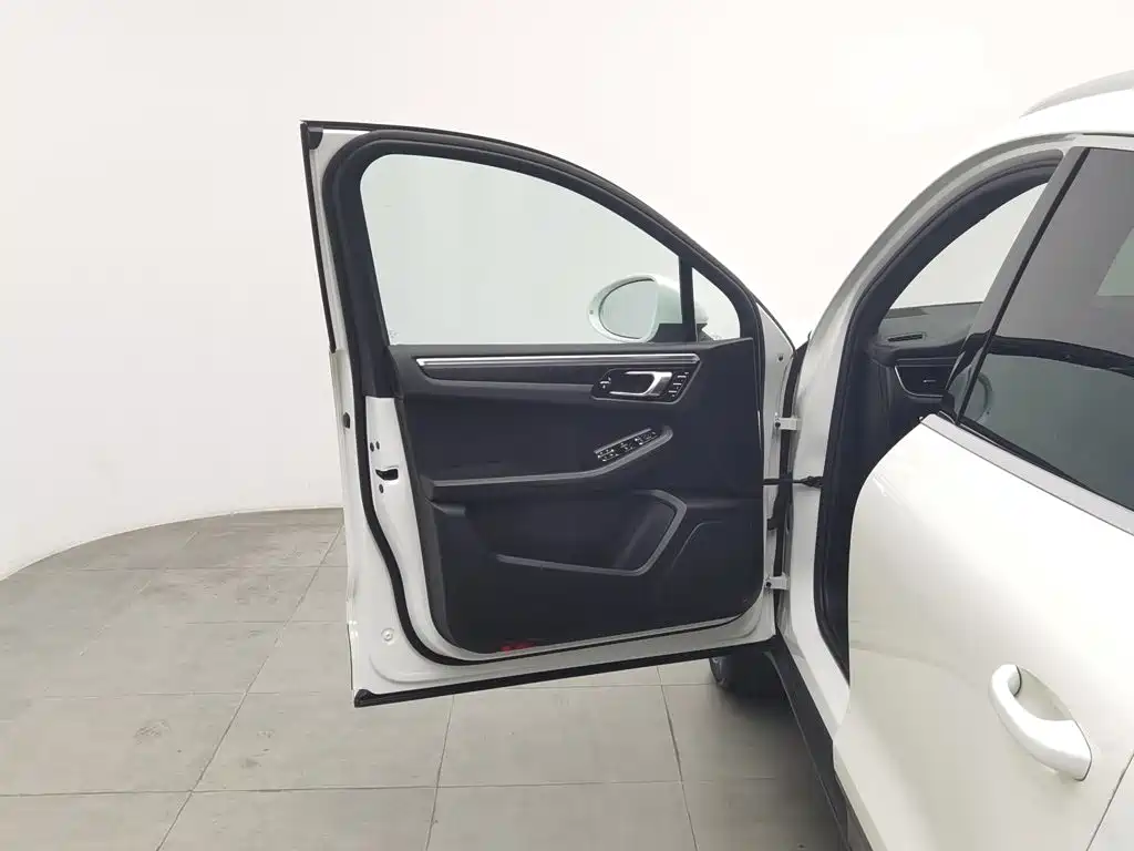 Porsche Macan — миниатюра 8