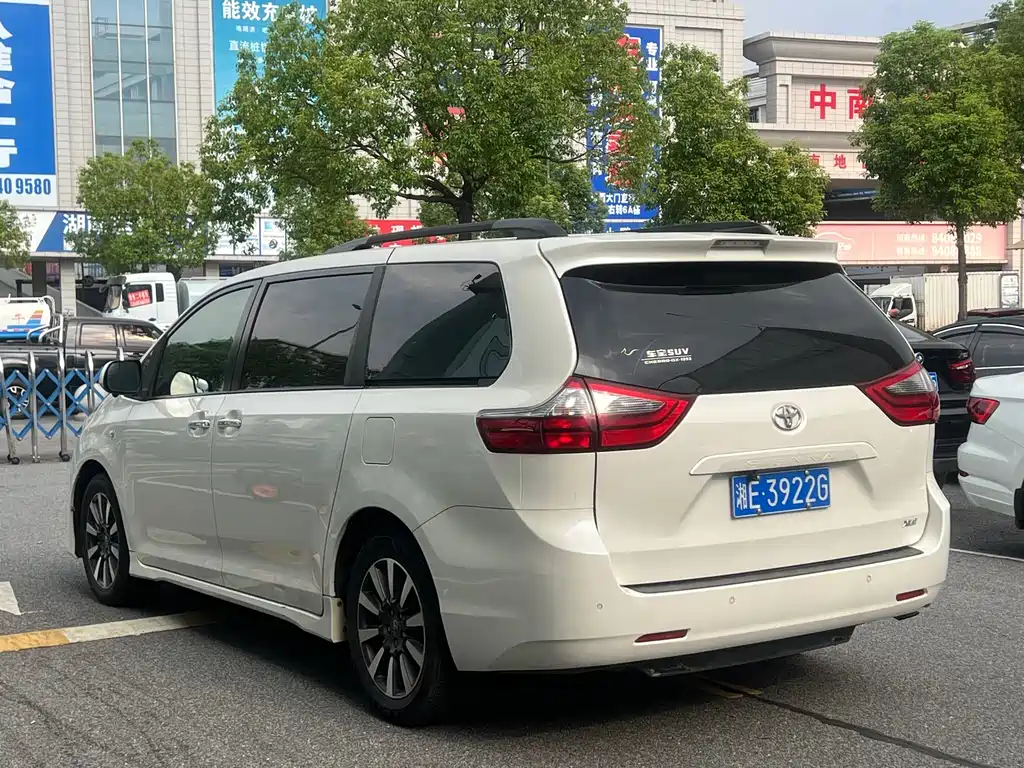 Toyota Sienna — миниатюра 9