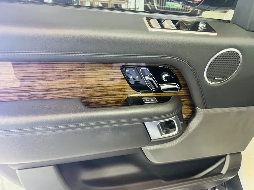 Land Rover Range Rover — миниатюра 18