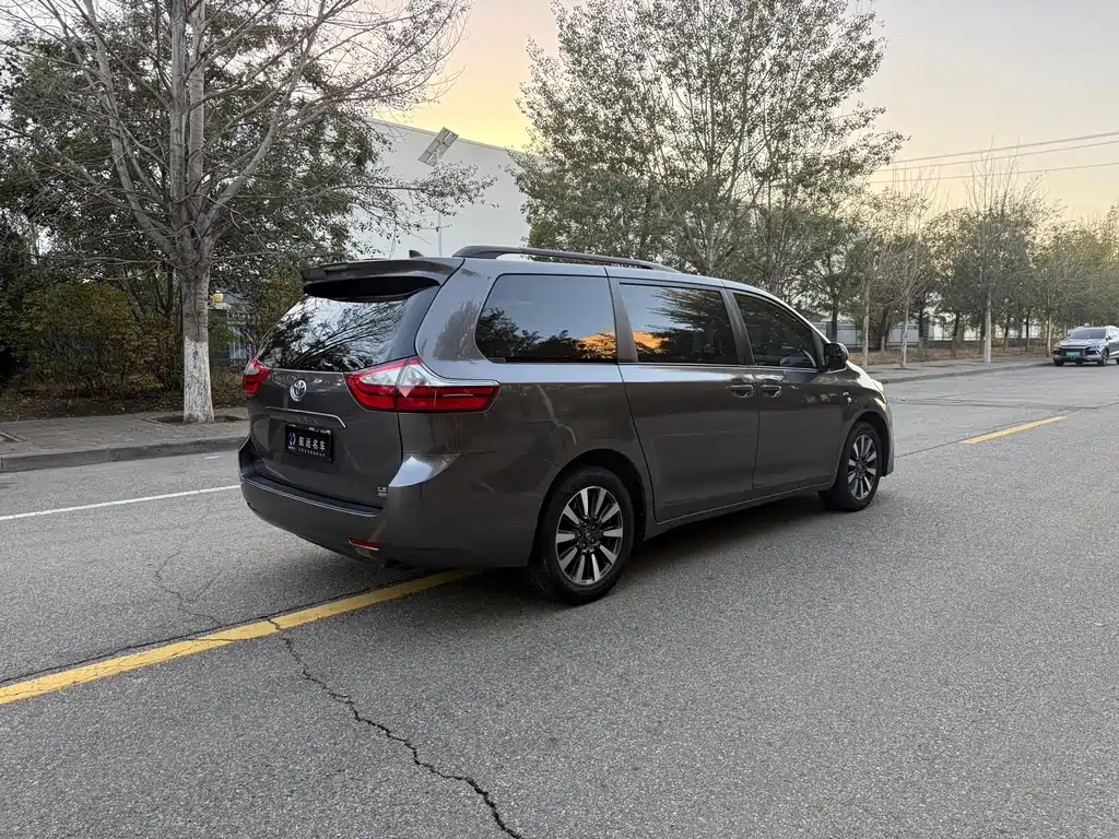 Toyota Sienna — миниатюра 7