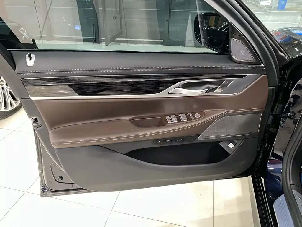 BMW 7 Series — миниатюра 12