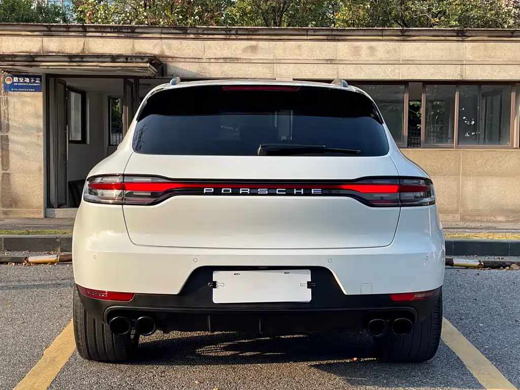 PORSCHE MACAN