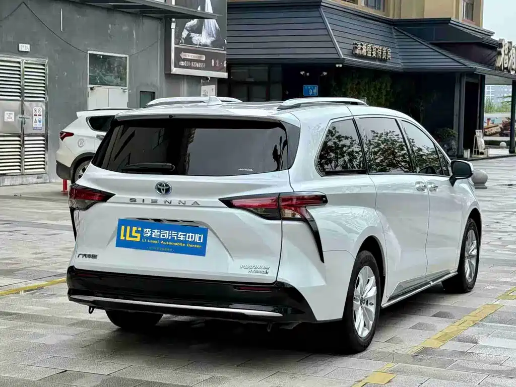 Toyota Sienna — миниатюра 3