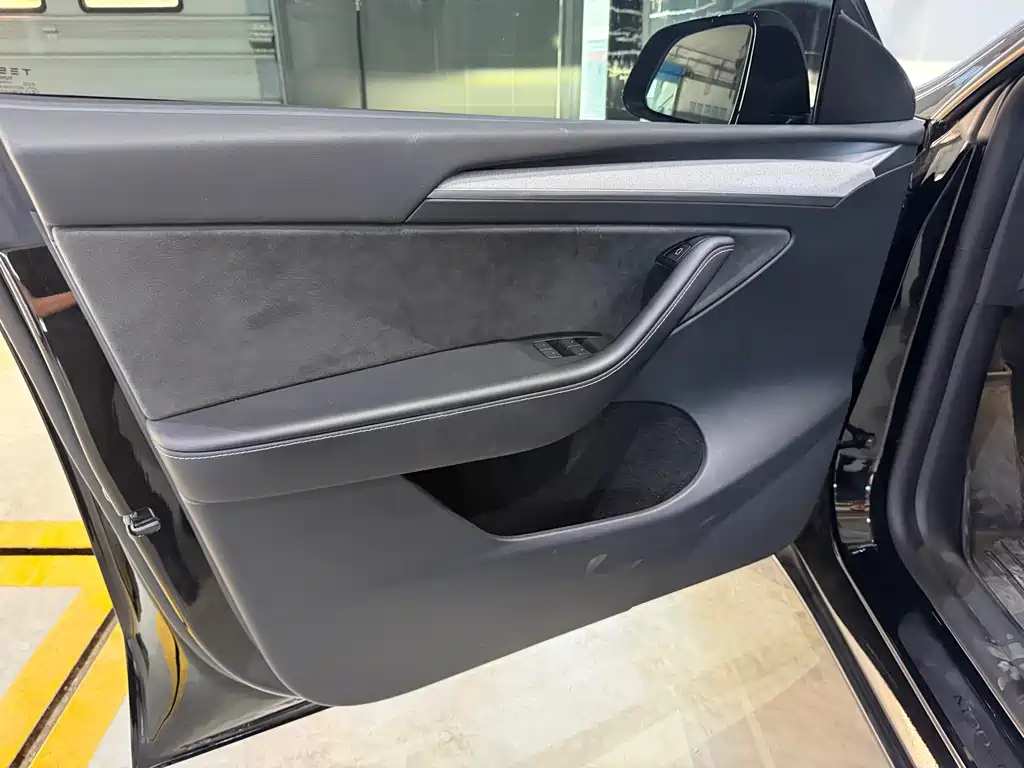 Tesla Model Y — миниатюра 3