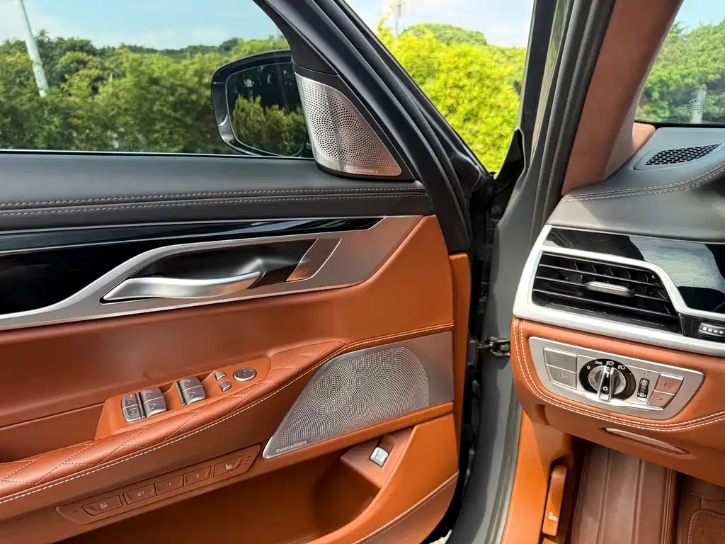 BMW 7 Series — миниатюра 9