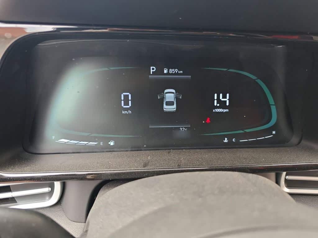 Hyundai Elantra 1.5 л 2024 г. Серебристо-серый, пробег 3000 км