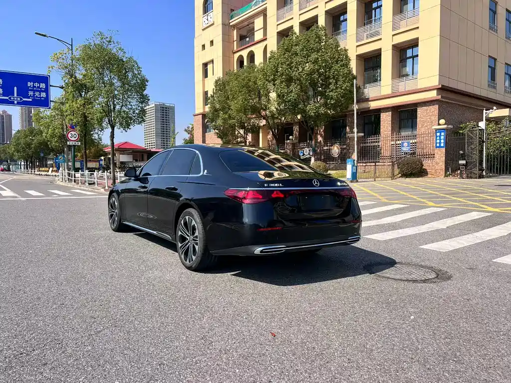 Mercedes-Benz E-Class — миниатюра 9