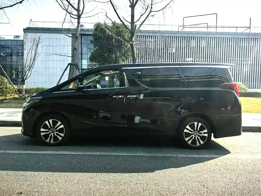 Toyota Alphard — миниатюра 2