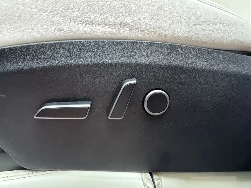 Tesla Model Y — миниатюра 34