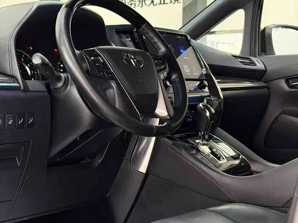 Toyota Alphard — миниатюра 7