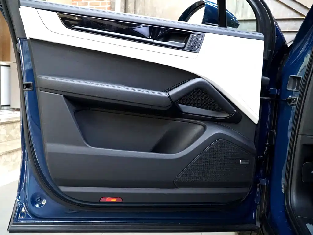 Porsche Cayenne — миниатюра 18