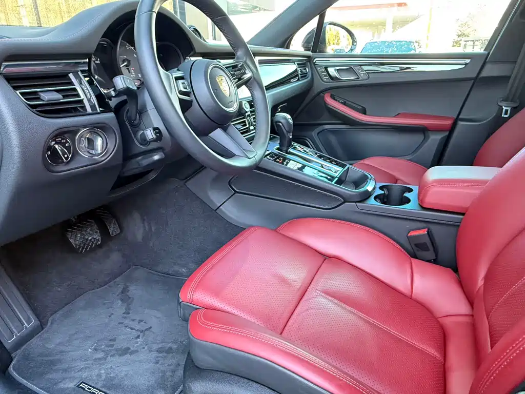 PORSCHE MACAN