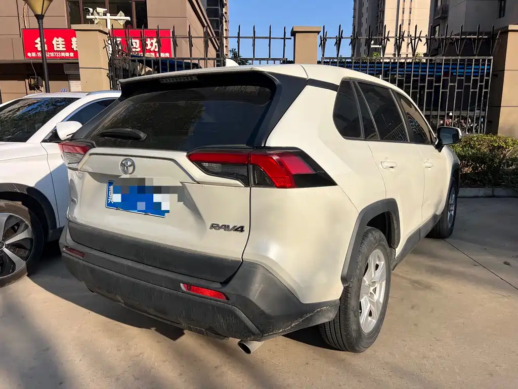 Toyota RAV4 — миниатюра 10