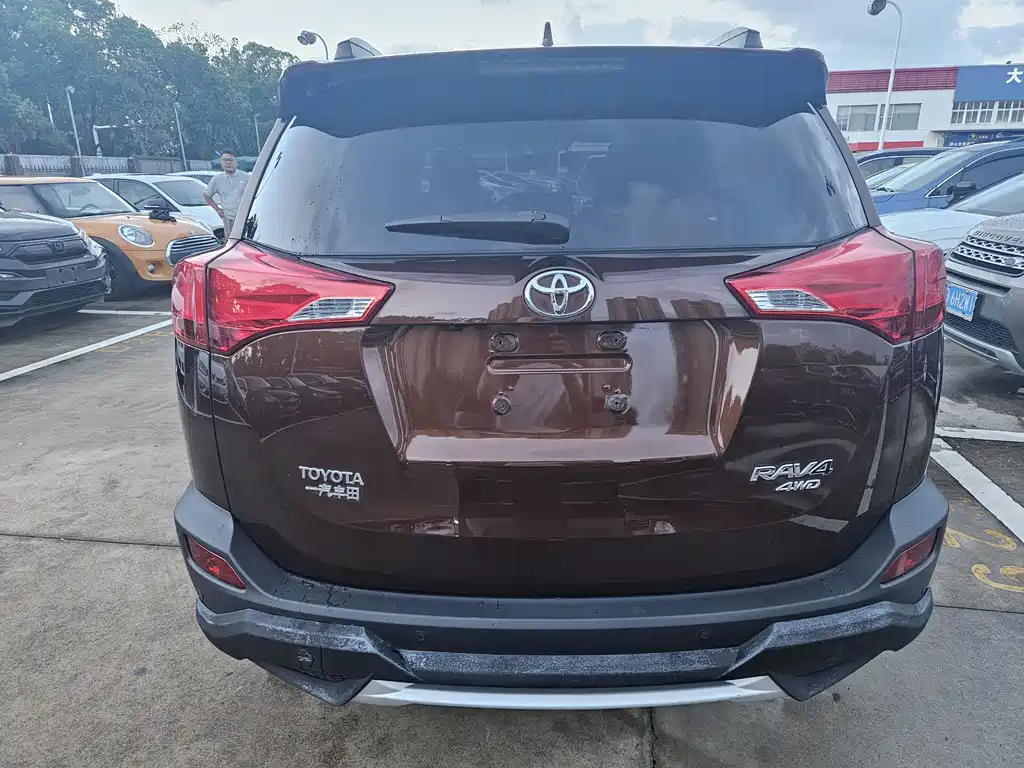 Toyota RAV4 — миниатюра 10