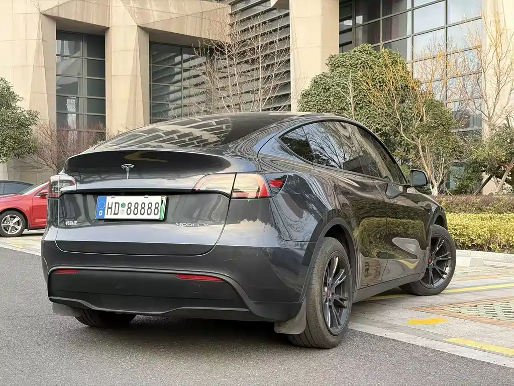 TESLA MODEL Y