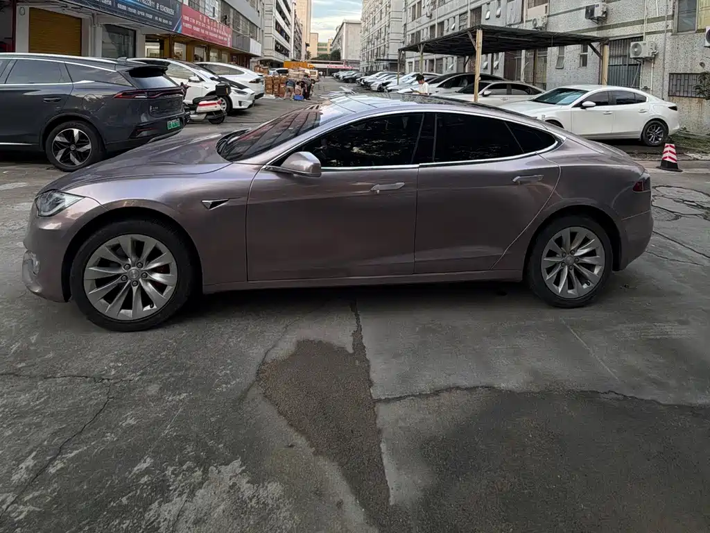 Tesla Model X — миниатюра 3