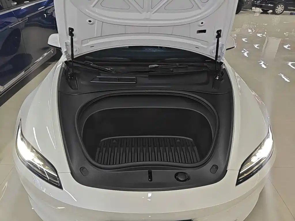 Tesla Model 3 — миниатюра 20