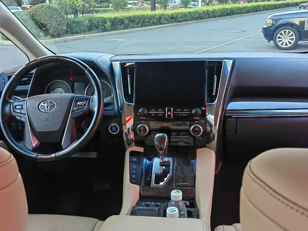 Toyota Alphard — миниатюра 10