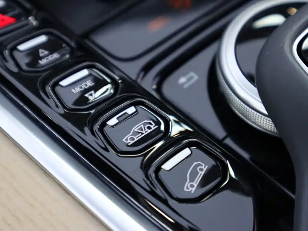 Aston Martin DBX — миниатюра 16