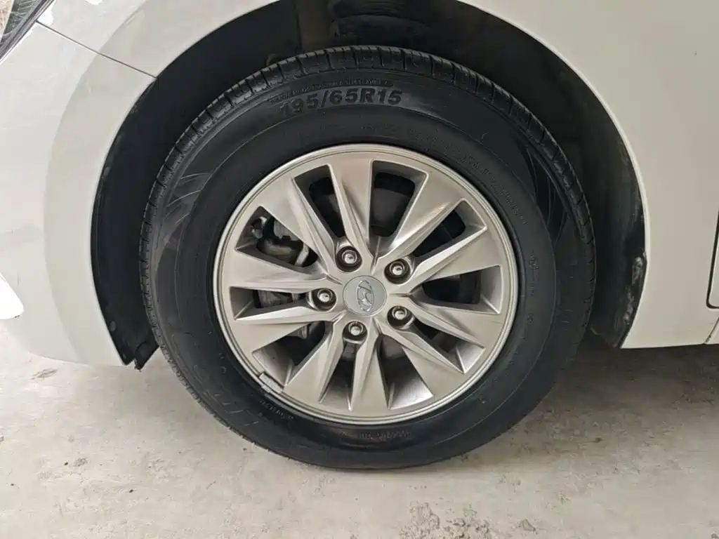 Hyundai Elantra — миниатюра 23