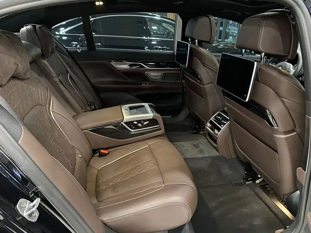 BMW 7 Series — миниатюра 10