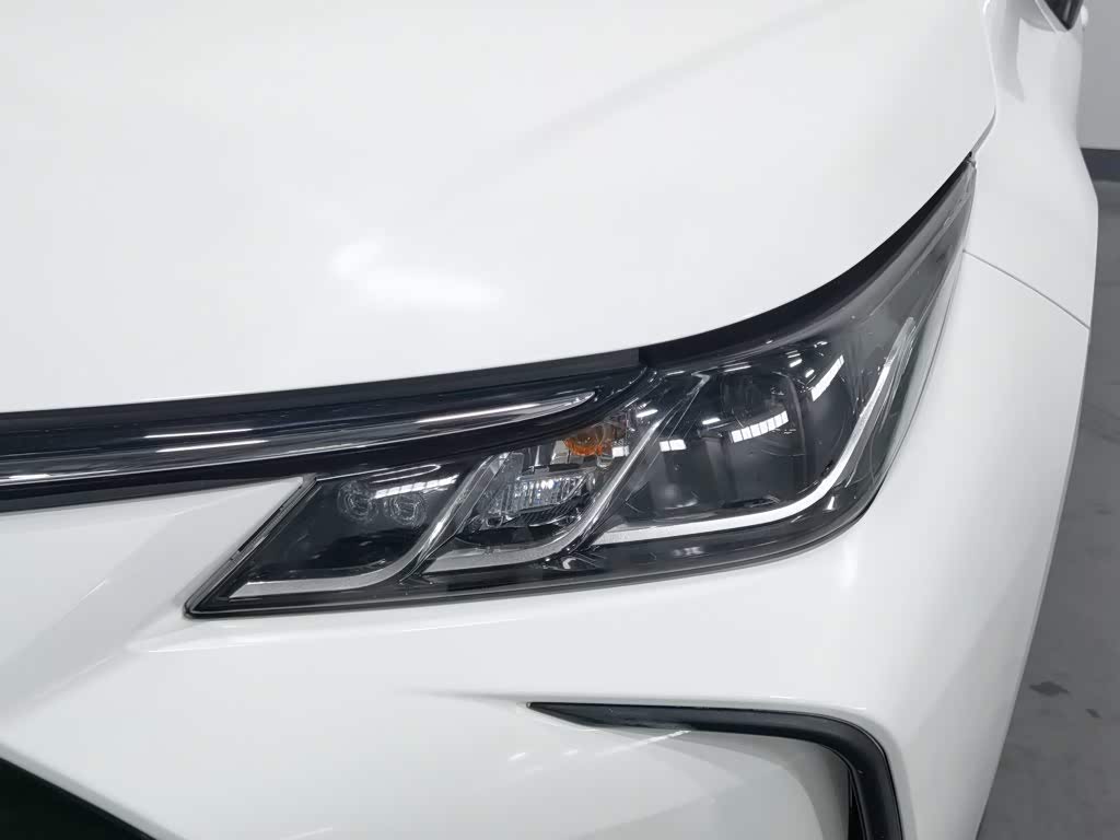 Toyota Corolla 1.2 л 2021 г. Белый, пробег 32400 км