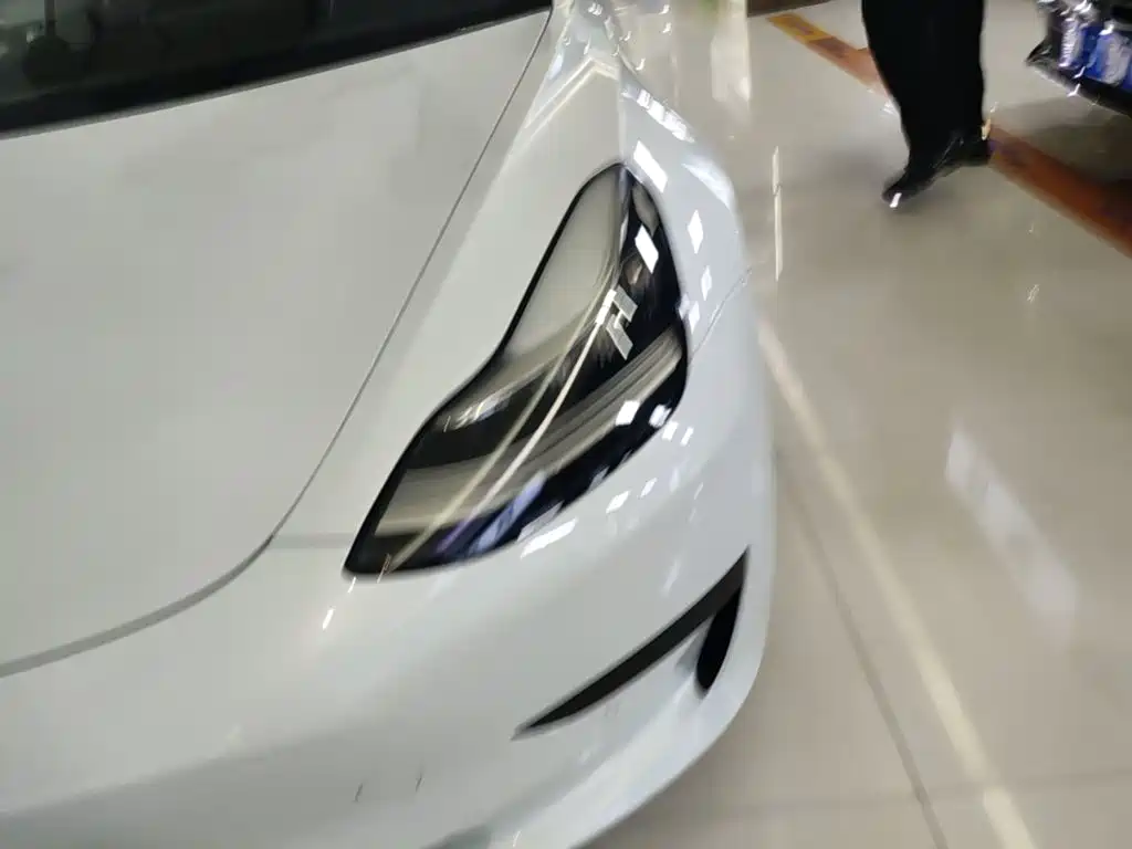 Tesla Model 3 — миниатюра 24