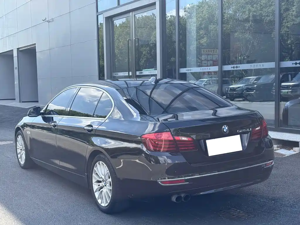 BMW 5 Series — миниатюра 13