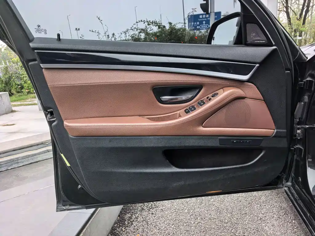 BMW 5 Series — миниатюра 10
