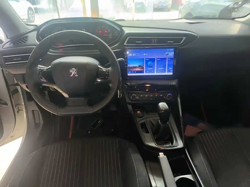 Peugeot 308 — миниатюра 10