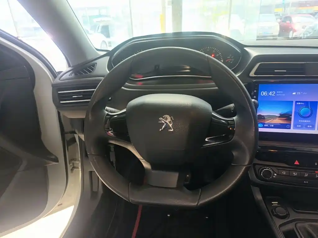 Peugeot 308 — миниатюра 11
