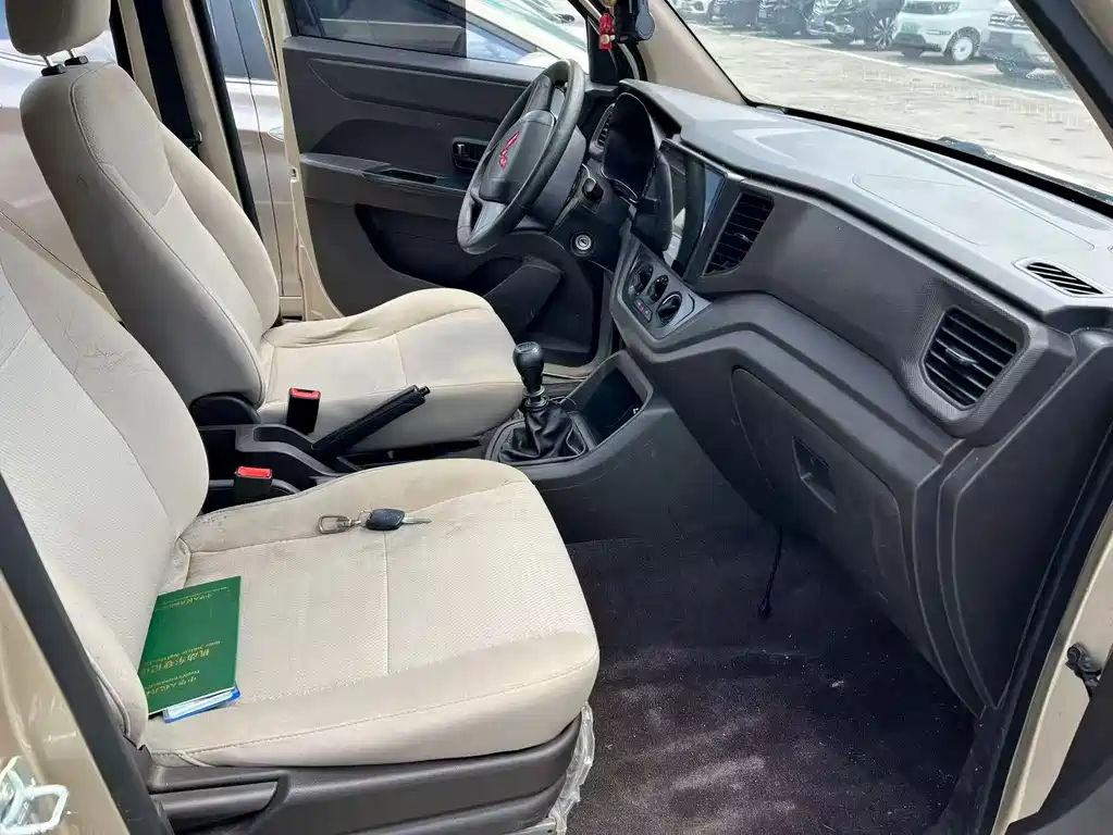 Wuling Hongguang V — миниатюра 5