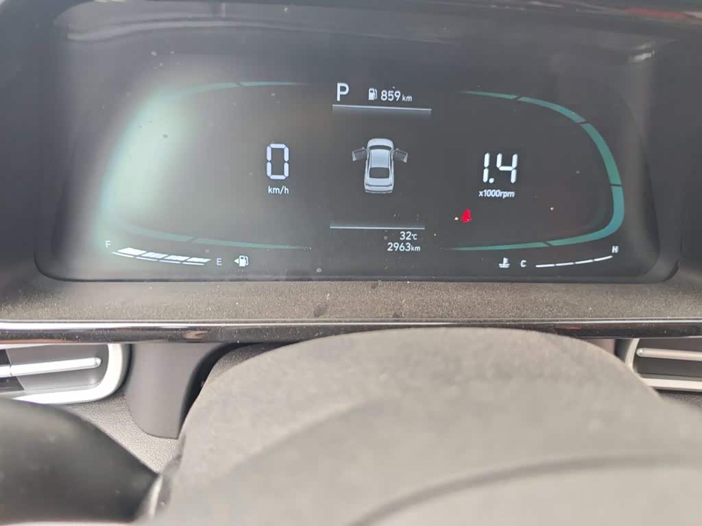 Hyundai Elantra 1.5 л 2024 г. Серебристо-серый, пробег 3000 км