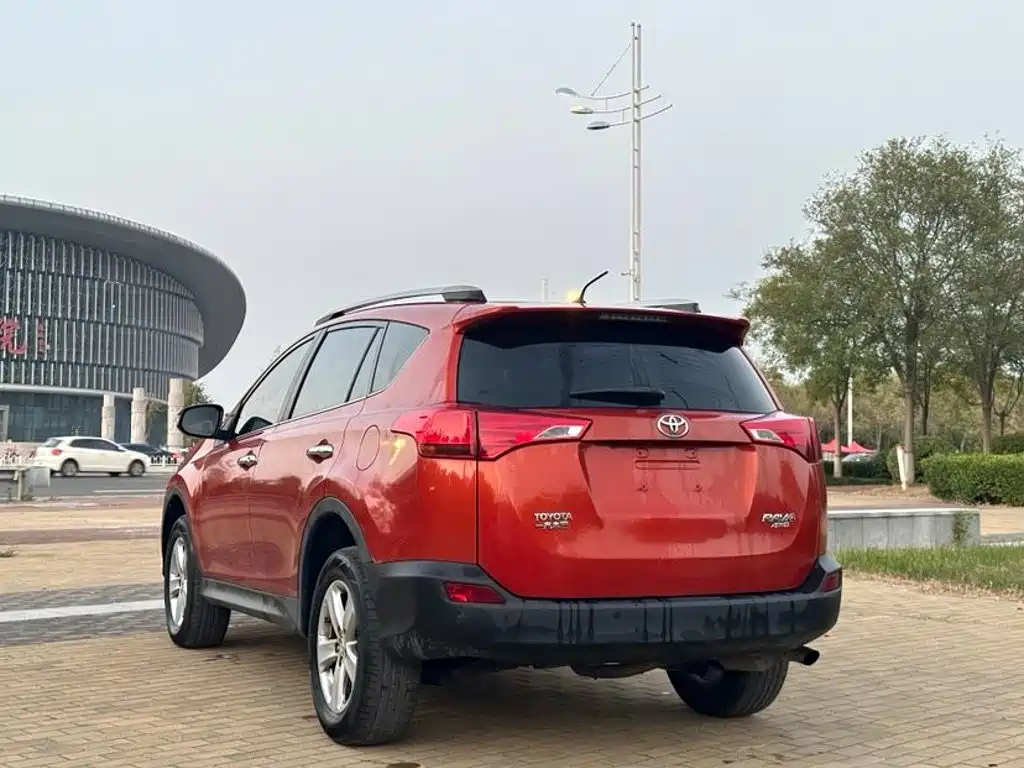 Toyota RAV4 — миниатюра 6