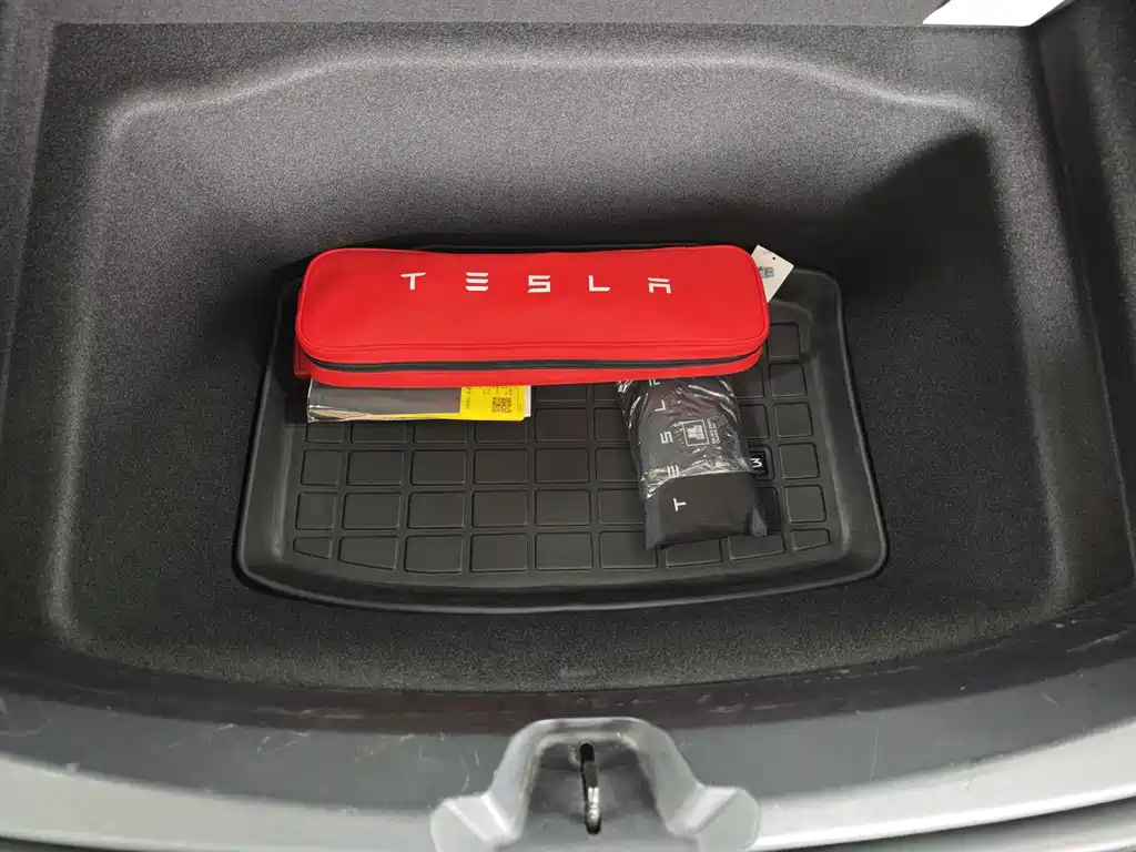 Tesla Model 3 — миниатюра 9