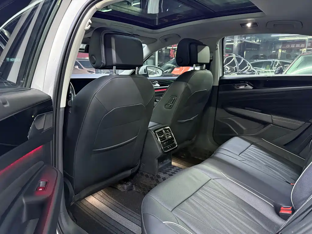 Volkswagen Passat PHEV — миниатюра 6