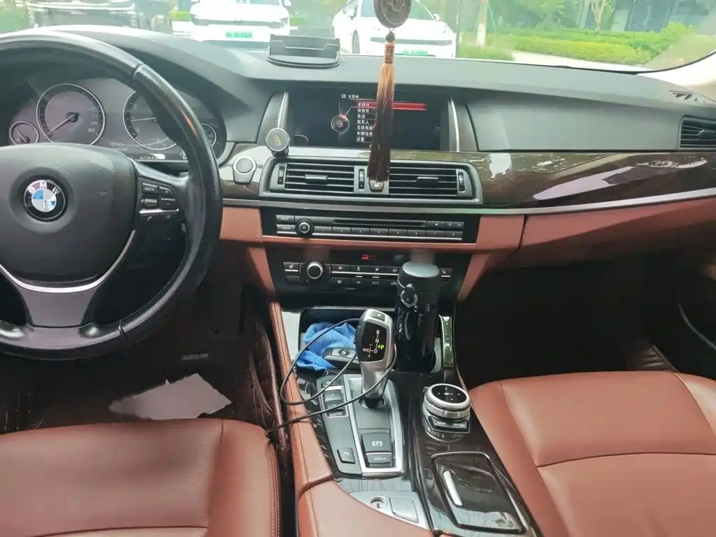 BMW 5 Series — миниатюра 13