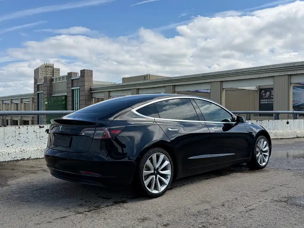 Tesla Model 3 — миниатюра 13