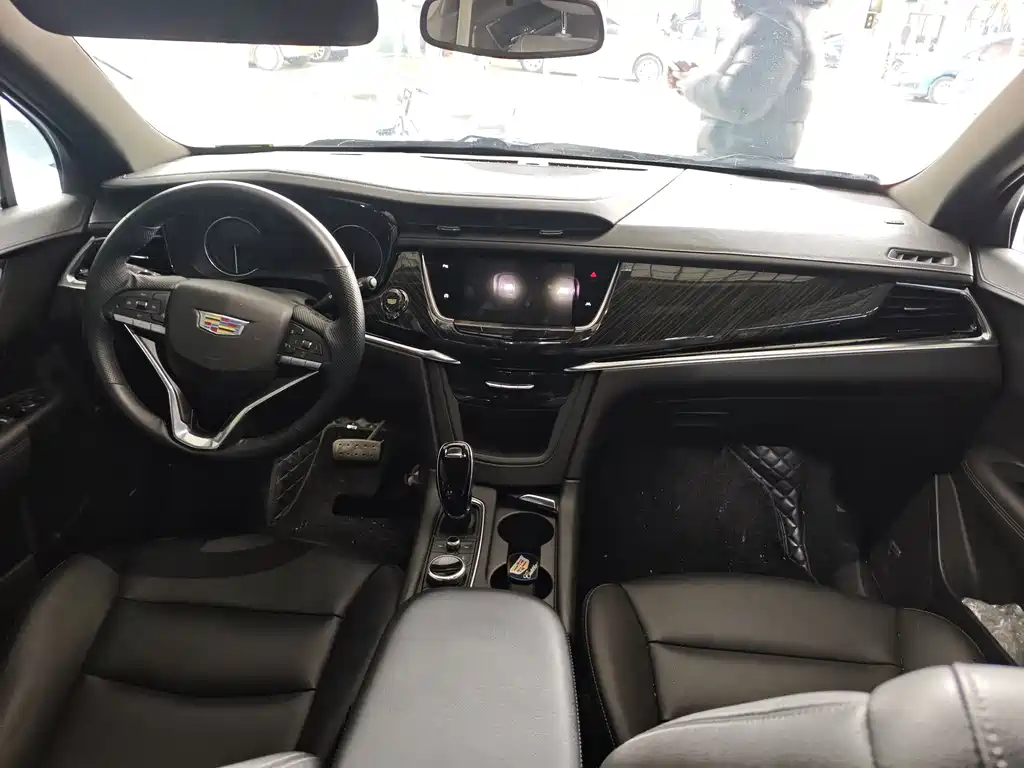 CADILLAC XT6